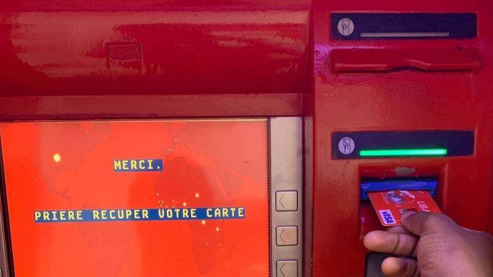 Carte-bancaire-ATM Comment Acheter de la Crypto Monnaie en Afrique Sans Carte Bancaire